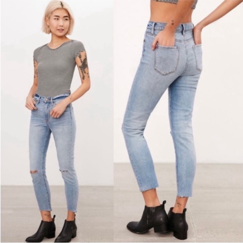 NWT BDG Crop Twig High Rise Distressed Jeans size 28 Light wash